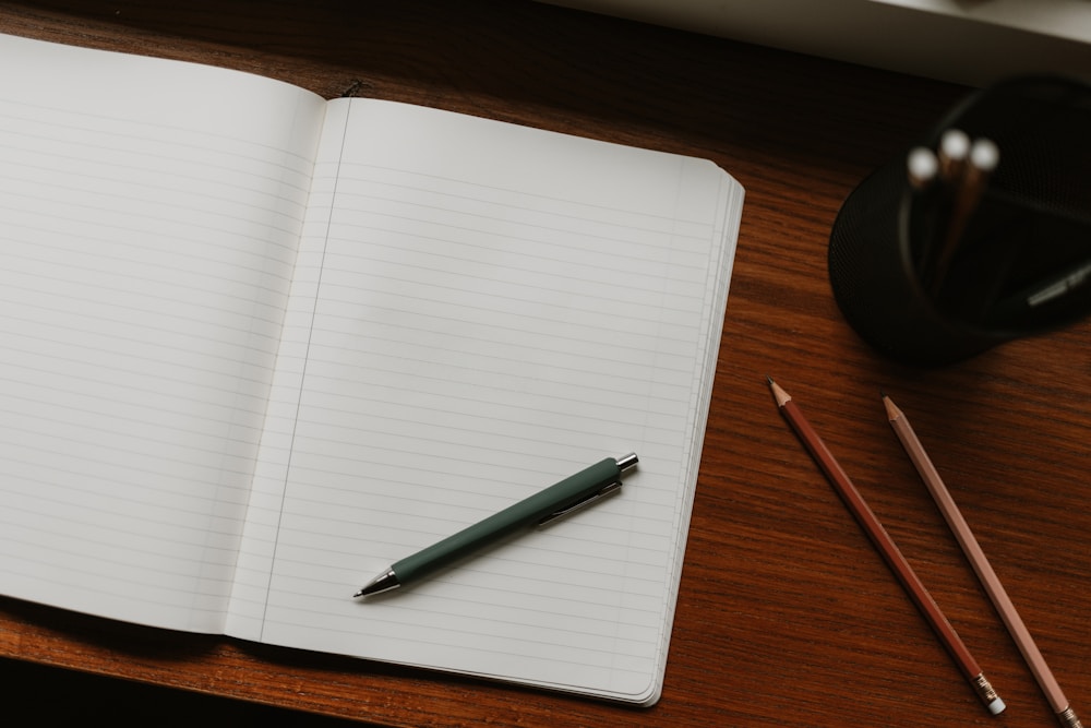 Cahier et stylo sur un bureau de révision